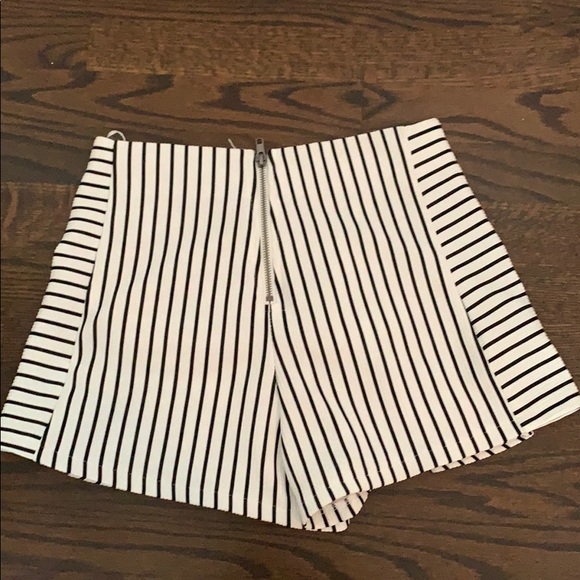 Rumor Boutique/LF black and white striped skort - Picture 2 of 3